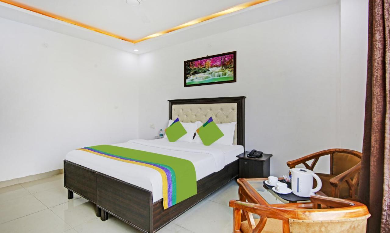 Treebo Royal Empire Adarsh Nagar, Chandigarh Hotel ภายนอก รูปภาพ