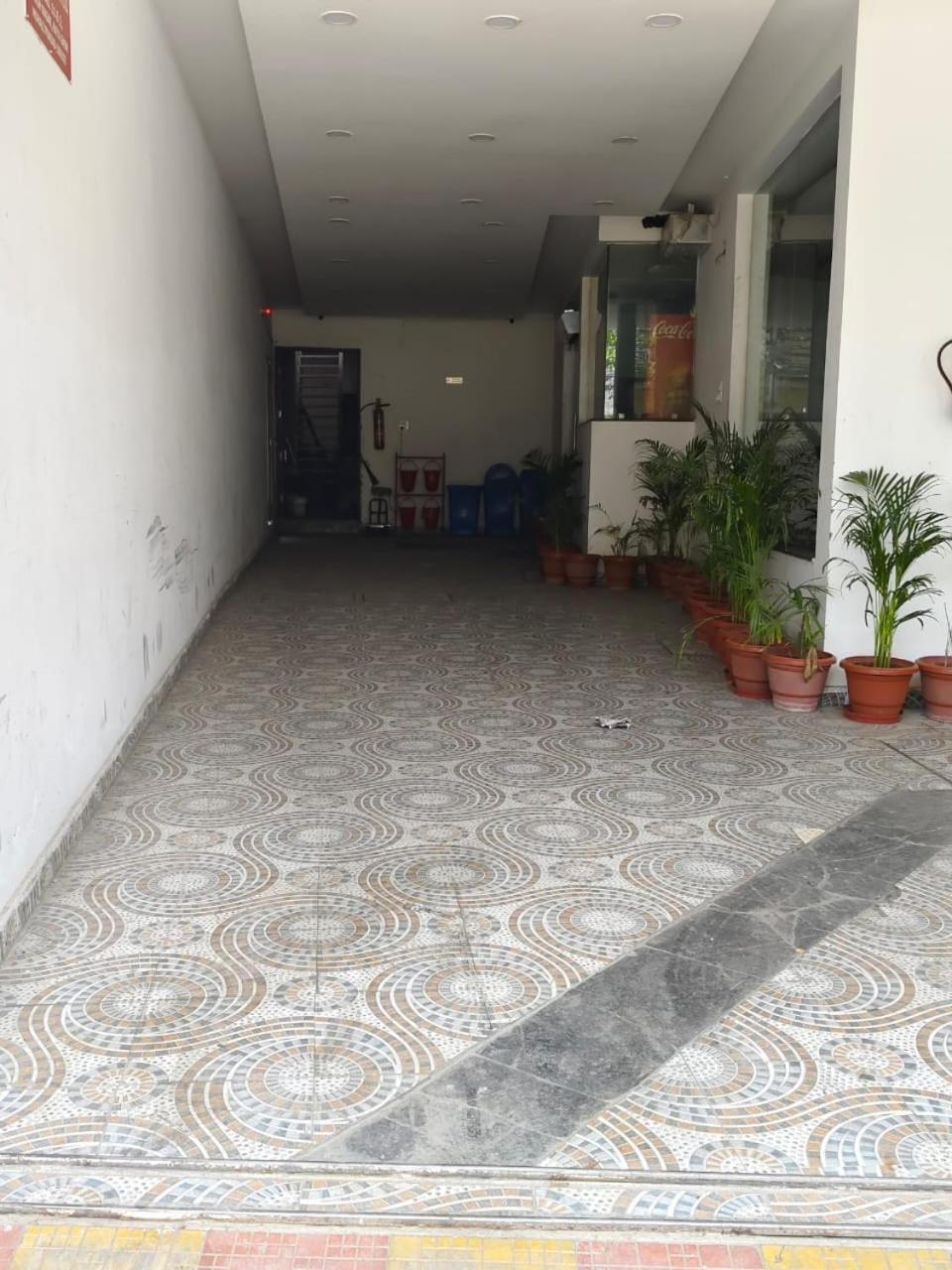 Treebo Royal Empire Adarsh Nagar, Chandigarh Hotel ภายนอก รูปภาพ